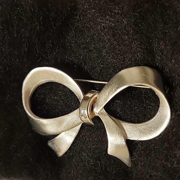 Silver Tone Large Christmas Ribbon Bow Metal Brooch Pin Holiday Vintage? Costume - Picture 3 of 16
